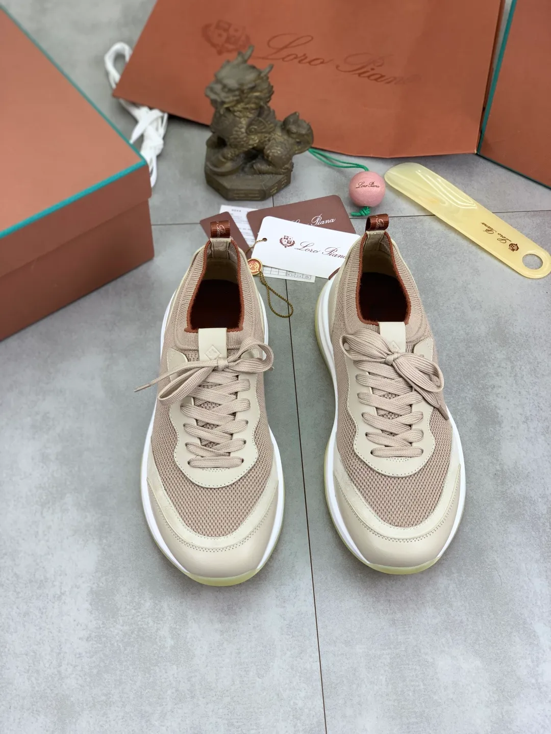 Men's Men's Shoes 💰P620 New 💰High Quality Latest Casual Shoes Loro Piana 💯Top Authentic Grade💯Buy the original 1:1 copy💯 Founded the existing Loro Piana company on April 24, 1924. It is now the sixth generation of family business, providing top quality products to customers who are discerning about taste and quality. Imported original fly woven fabric with cowhide fabric, plain calfskin lining, hand-stitched thread with cowhide feet, original packaging, code number: 38-44 (customized for 45 and 46), seven colors available